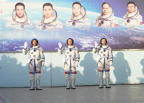 神舟十七号载人飞行任务航天员乘组出征仪式在酒泉卫星发射中心举行 新华网客户端