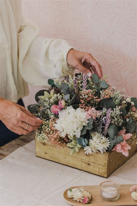 Centro De Flores Preservadas En Caja De Madera Hecha A Mano