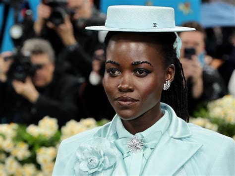 Olho Esfumado E Boca Nude As Tend Ncias De Beleza Do Met