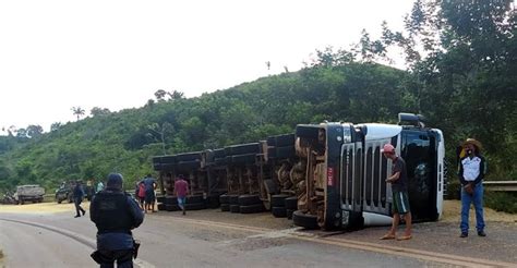 Carreta carga de soja tomba em curva na BR 222 MA Diário Sul