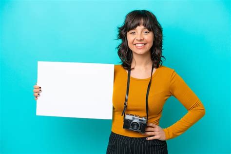 Joven Fot Grafa Mujer Latina Aislada De Fondo Azul Sosteniendo Un Cartel Vac O Con Expresi N