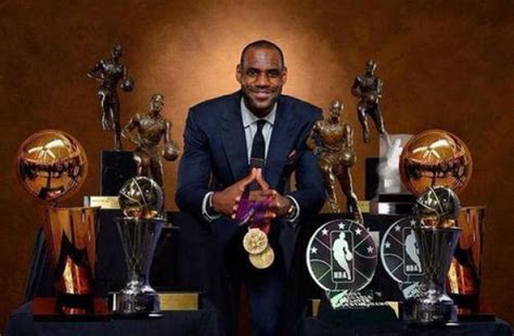 Lebron James El Rey Posa Con Todos Sus Trofeos ~ Noticias Mundial 3d