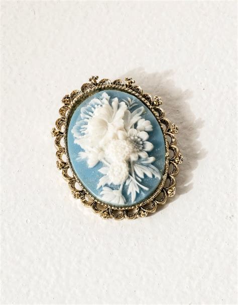 1960s Cameo Brooch Pendant Victorian Style Gem