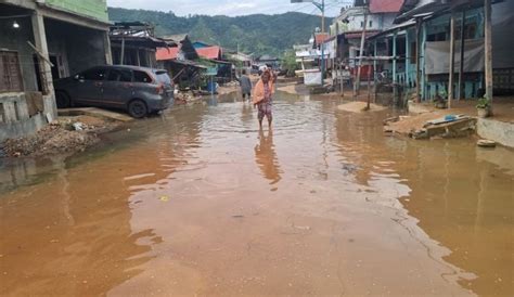 Banjir Rob Landa Pemukiman Warga Jalan Damai Ujung Kota Sibolga