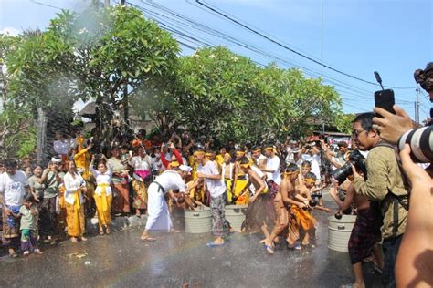 Mengungkap Keindahan Dan Makna Upacara Siat Yeh Di Desa Jimbaran Bali