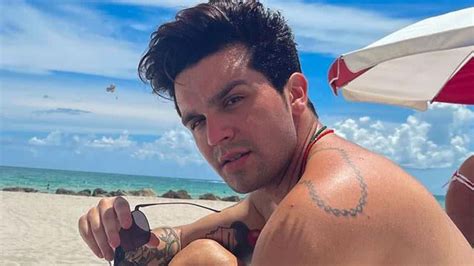 Sem Camisa Luan Santana Exibe Seus M Sculos Em Dia Na Praia