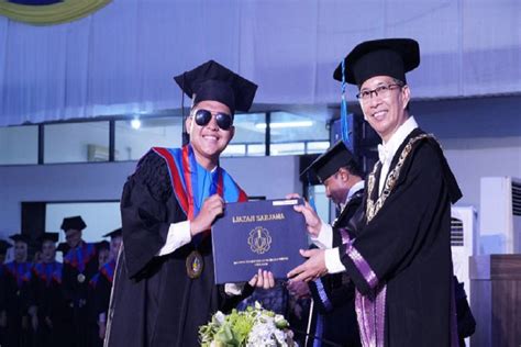 Its Gelar Wisuda Luring Perdana Mahasiswa Lulus Cumlaude