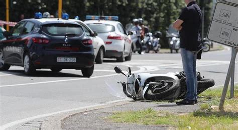 Genova Insegue Il Ladro Con La Moto Andrea Cade E Muore A 25 Anni