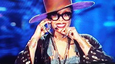 Breaking Erykah Badu Disses Iggy Azalea At 2015 Soul Train Awards Youtube