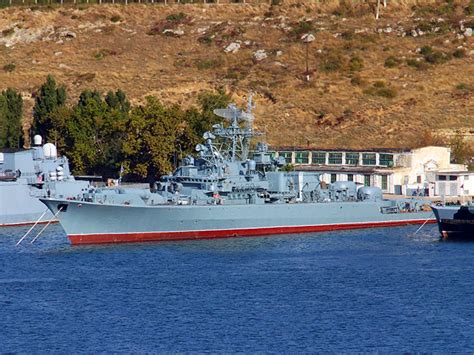 Сторожевой корабль "Пытливый" Черноморского флота у причала в Севастополе