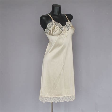 70 S Beige Full Slip With Lace Neckline And Hem Kayser Short Slip Size 42 Large Etsy