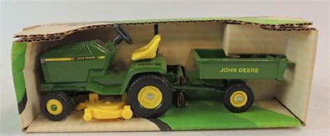 Ertl John Deere Lawn And Garden Die Cast Tractor W Dump