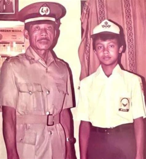 Ganjar Pranowo Bagikan Foto Lawas Bersama Ayahnya Ungkap Rasa