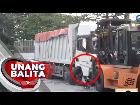 Truck Na May Kargang Buhangin Nang Araro Ng Mga Concrete Barrier