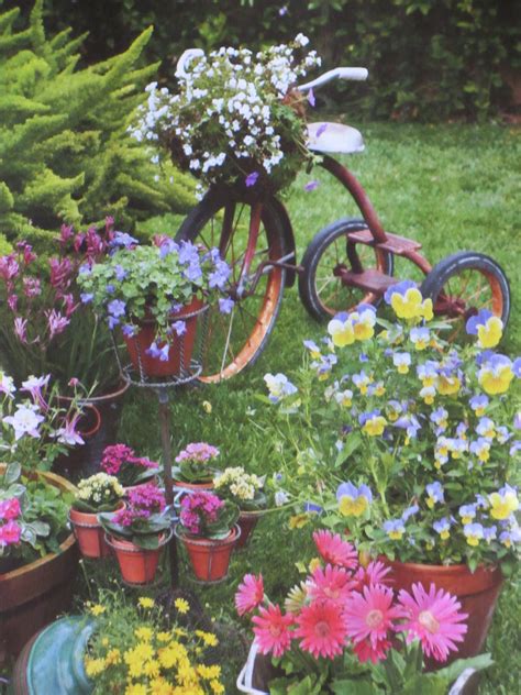 cute garden idea - the old tricycle | Flores, Passeios de bicicleta