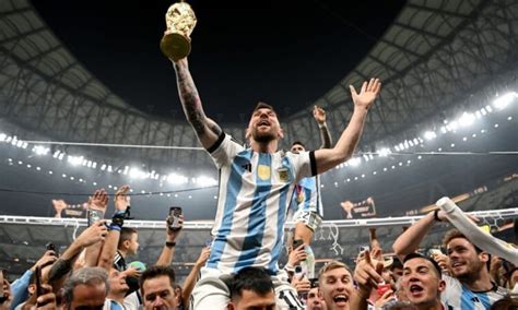 Leo Messi Levanta La Copa Del Mundo Para Argentina