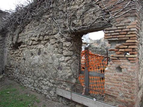 VII 3 17 Pompeii December 2007 North Wall And Doorway To VII 3 13