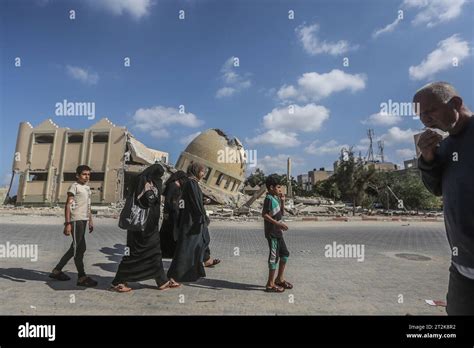 Khan Yunis, Palestinian Territories. 20th Oct, 2023. Palestinians walk ...