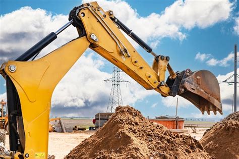 Escavadeira escava estacas terraplenagem para a construção da fundação