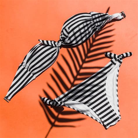 Traje De Ba O Bikini Femenino Rayas En La Sombra De La Hoja Sobre El Fondo De Color Foto Premium