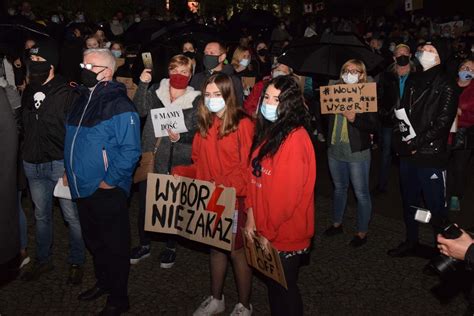 Protest Kobiet W Malborku Czarny Spacer Pod Biuro Pos A Pis Kazimierza