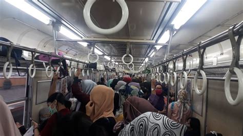 Psbb Transisi Penumpang Krl Jakarta Bogor Abaikan Physical Distancing