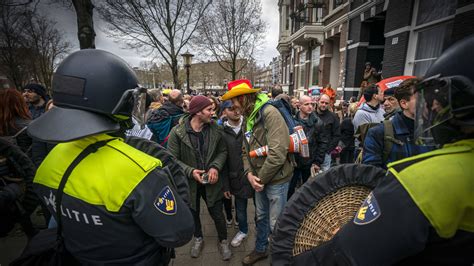 Protest Op Museumplein Ontbonden ME Zet Waterkanonnen In NOS