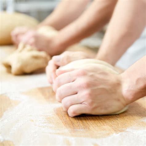 schmitz nittenwilm backstube teig kneten zwei haende Bäckerei Schmitz