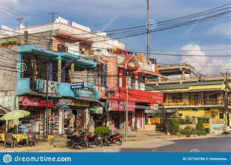 Coloridas Tiendas Y Restaurantes En La Calle Principal De Sauraha Foto Editorial Imagen De