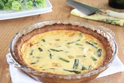 Quiche de espárragos y queso de cabra con base de almendra y ajo