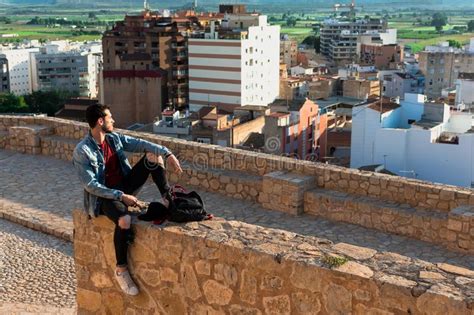 Opini N Trasera El Hombre Joven Que Mira La Ciudad Del Tejado Del