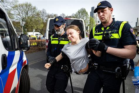 Greta Thunberg Interpell E Deux Fois En Manifestant La Haye L Express