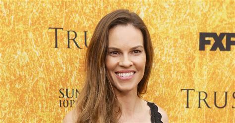 Hilary Swank enceinte de jumeaux elle dévoile son baby bump pour la