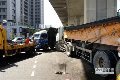 砂石車疑搶快違規左轉 9車撞一團 社會 中時