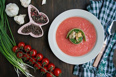 Sopa De Gazpacho Fr A Tradicional Espa Ola Con Mejillones Foto Premium