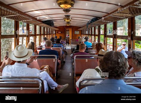 Los Turistas Dentro Del Tren De Soller Tren Histórico Vintage Que