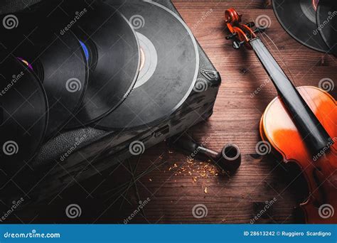 Instrumentos Musicais E Objetos Velhos Foto De Stock Imagem De Rocha