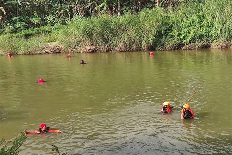 Terpeleset Di Jembatan Tangkisan Remaja Putri Jatuh Ke Sungai Bengawan