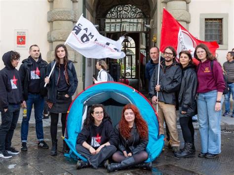 Caro Affitti Protesta In Tenda Davanti Alla Regione Corriere It