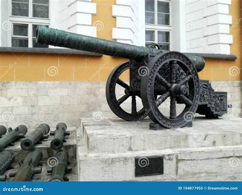 Der Kreml Arsenalgewehre U X28 Cannon X29 In Moskau Russland