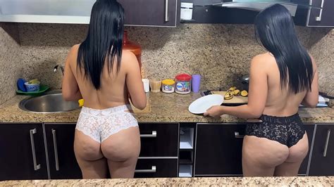 Mi Madrastra Y Mi Tia Son Iguales Y Ambas Le Gusta Cocinar En Bikini A