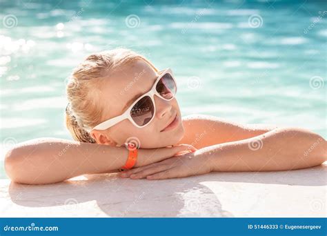 Belle Petite Fille Blonde Avec Des Lunettes De Soleil Dans La Piscine