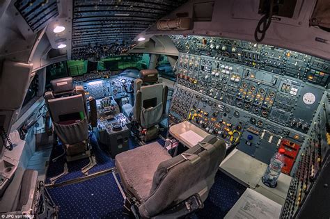 Boeing 747 200 Cockpit