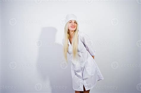 jolie blonde femme médecin ou infirmière en blouse de laboratoire isolée sur fond blanc
