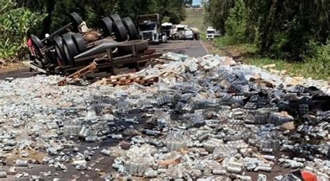 Carregado Bebidas Caminh O Tomba Na Sc