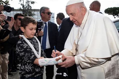 Papie Franciszek Opu Ci Szpital I Wraca Do Watykanu Jest W Dobrej