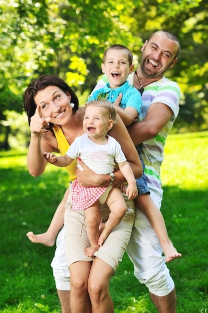 Jovem Casal Feliz Seus Filhos Se Divertindo Em Um Belo Parque Ao Ar