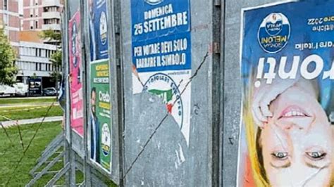 In via Sarpi i manifesti di Giorgia Meloni appesi a testa in giù come