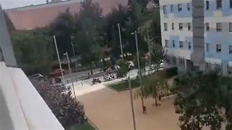 VÍDEO Multitudinaria pelea entre dos familias en Cornellà