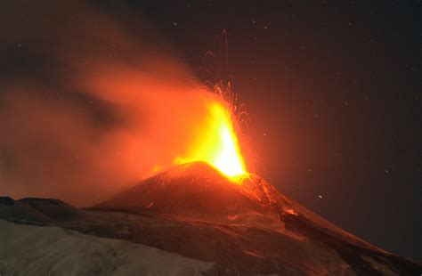 Etna Nuova Eruzione Fontane Di Lava E Cenere Su Catania